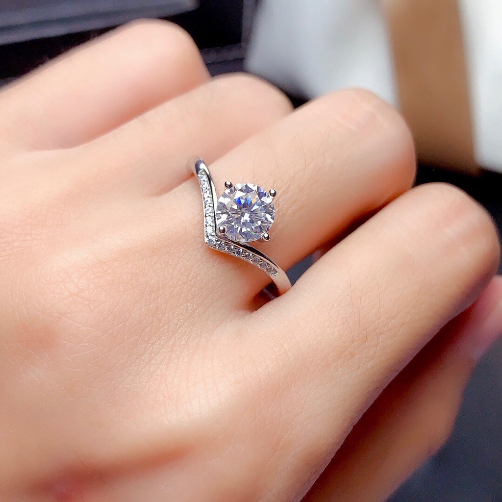 Nhẫn V đính đá Moissanite Pt950