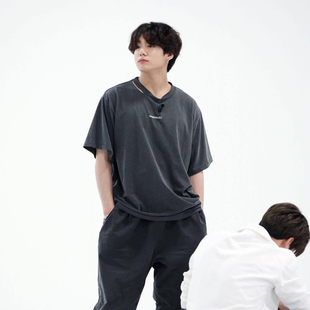 ẢNH THẬT ÁO PHÔNG XÁM BTS JUNGKOOK