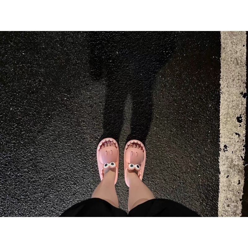 Dép cá sấu siêu đáng yêu.