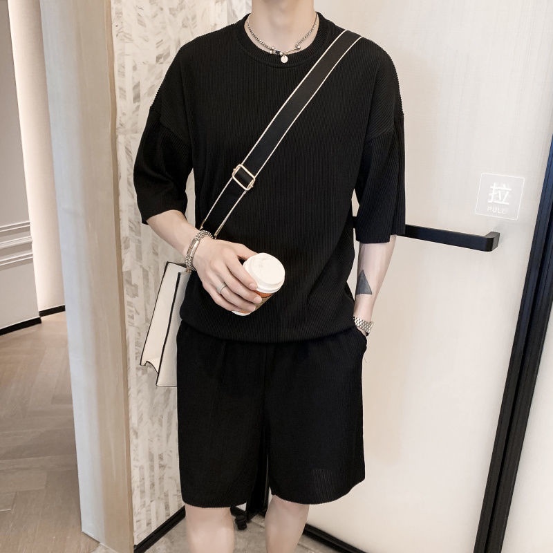 Set đồ thể thao hai món gồm áo tay ngắn và quần lửng xếp ly vải lụa lạnh thoải mái thời trang mùa hè cho nam