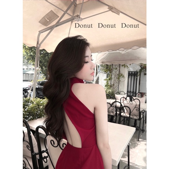 Váy yếm đỏ dáng ngắn khoét lưng