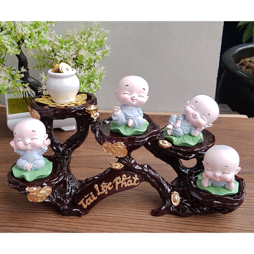 Tượng chú tiểu lá sen kèm chum vàng và chân đế ánh vàng Tài Lộc Phát