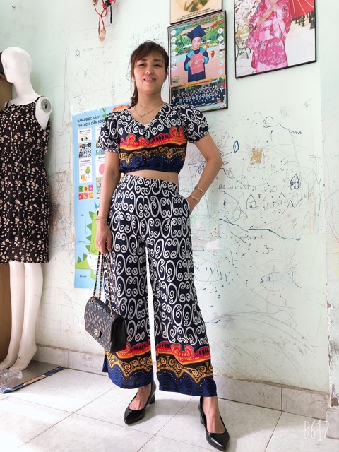 Bộ lanh áo croptop và quần ống rộng có túi