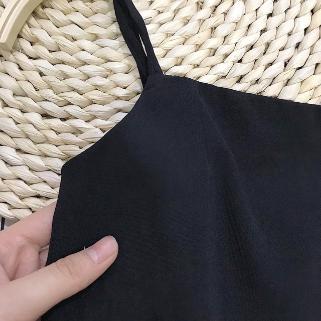 Đầm BamBi dress hai dây màu đen from suông basic vải lụa mịn điểm nhấn hàng nút có chun co giãn và váy có điều chỉnh | BigBuy360 - bigbuy360.vn