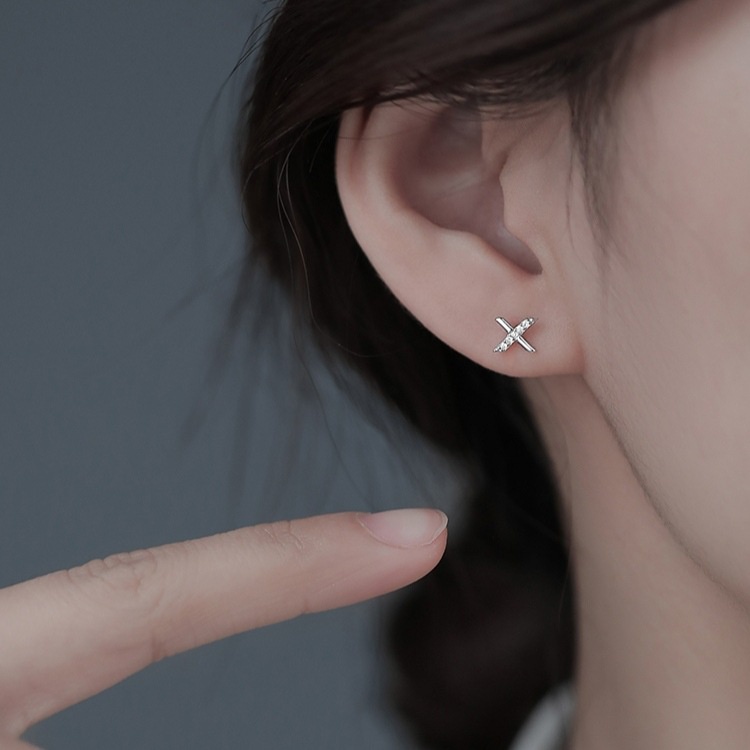 Bông tai chữ X đính đá đơn giản