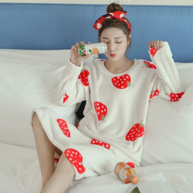 Bộ Đồ Ngủ Tay Dài Vải Lông Cừu San Hô In Hình Dâu Tây Đáng Yêu Cho Nữ