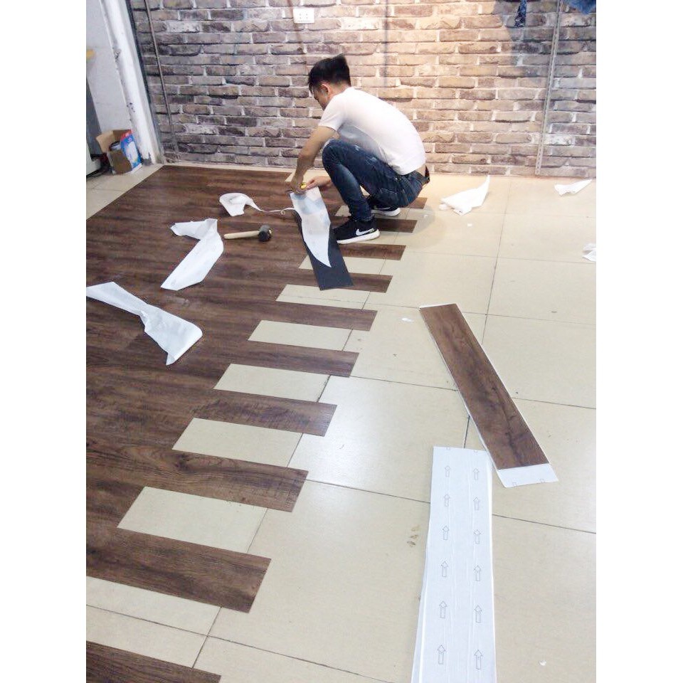 Sàn nhựa vân gỗ - Loại dày 2mm - Sẵn keo bóc dán