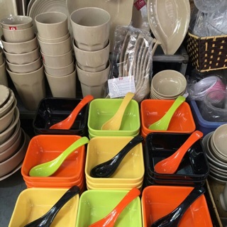 bát ăn dặm +thìa. Sữa chua . Chè