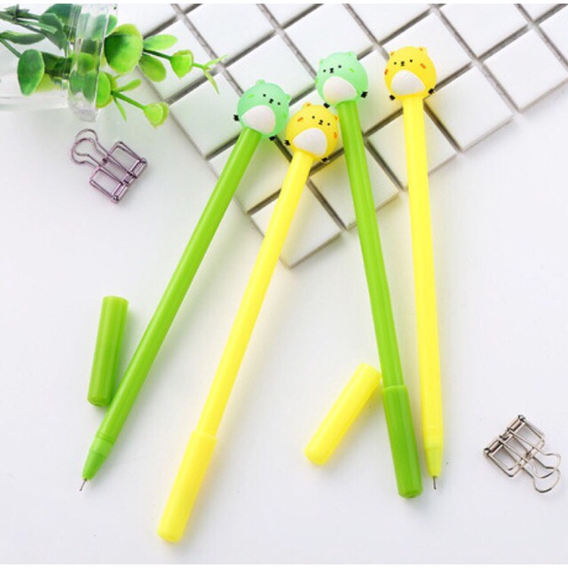 Bút viết mực nước gấu vàng xanh, có 4 màu mực đen, đỏ, xanh, tím Sakura Shop