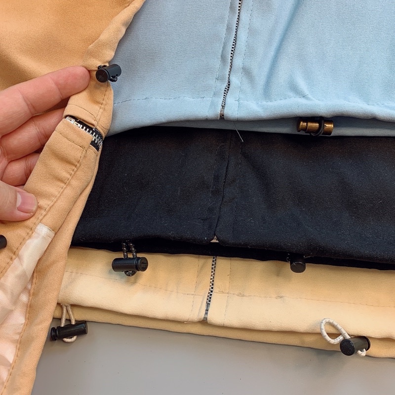 AKDL08_Áo Khoác Da Nữ Có Nón Phom Rộng Tay Phồng_Chất Da Lộn Hình Thêu Trước Và Chữ Sau_Vải Nhập Mịn Mát Không Xù Lông