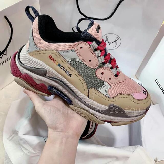 Giày sneaker pha hồng xám