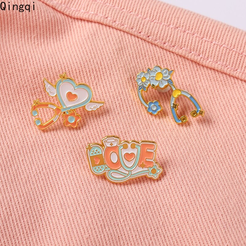 Ghim cài áo Miss Zoe hình ống nghe bác sĩ hoạt hình sáng tạo