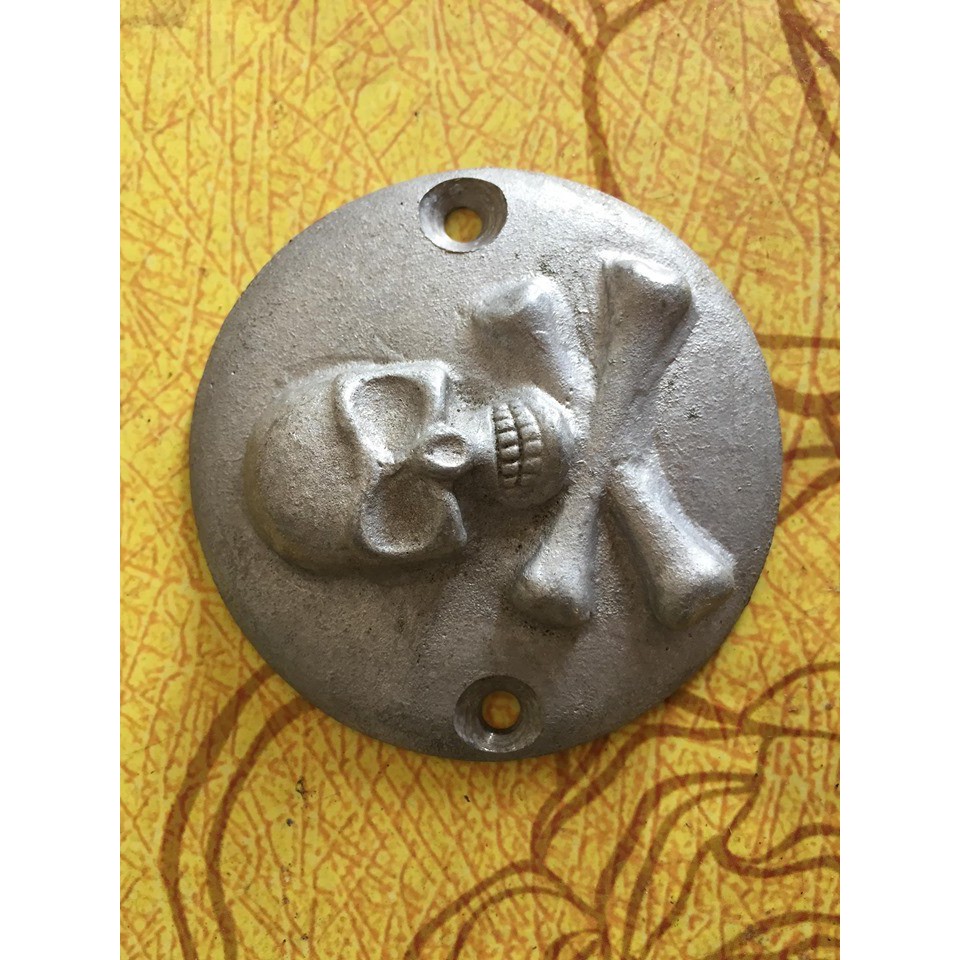 Nắp tròn hình đầu lâu và 2 khúc xương chéo trang trí nắp nồi xe honda 67
