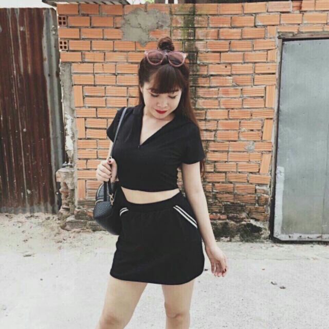 Set gồm áo croptop có nón, váy ôm body