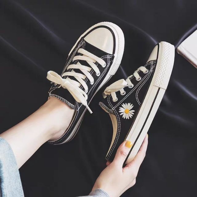 WAMT10K - giảm 10k cho đơn bất kì Giày sục thể thao nữ thêu hoa cúc kèm chữ ký A333 | BigBuy360 - bigbuy360.vn