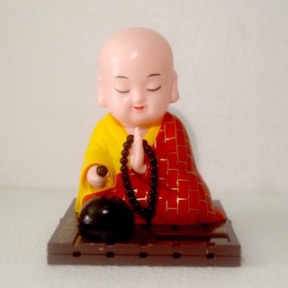 chú tiểu tụng kinh gõ mõ năng lượng mặt trời