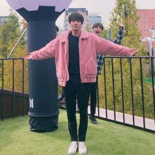 Ảnh thật áo khoác lông cừu hồng bts pop up house jin