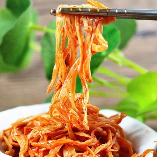 Nấm Kim Châm Sốt Cay Ăn Liền gói 22g💥 McFood 💥đồ ăn vặt trung quốc | BigBuy360 - bigbuy360.vn