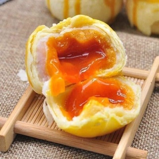 1 chiếc bánh trứng muối tan chảy