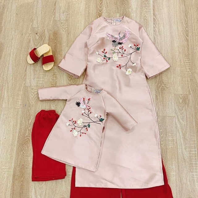 Combo áo dài mẹ và bé
