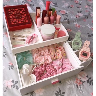 Kệ mỹ phẩm trắng mini 25cm núm tim