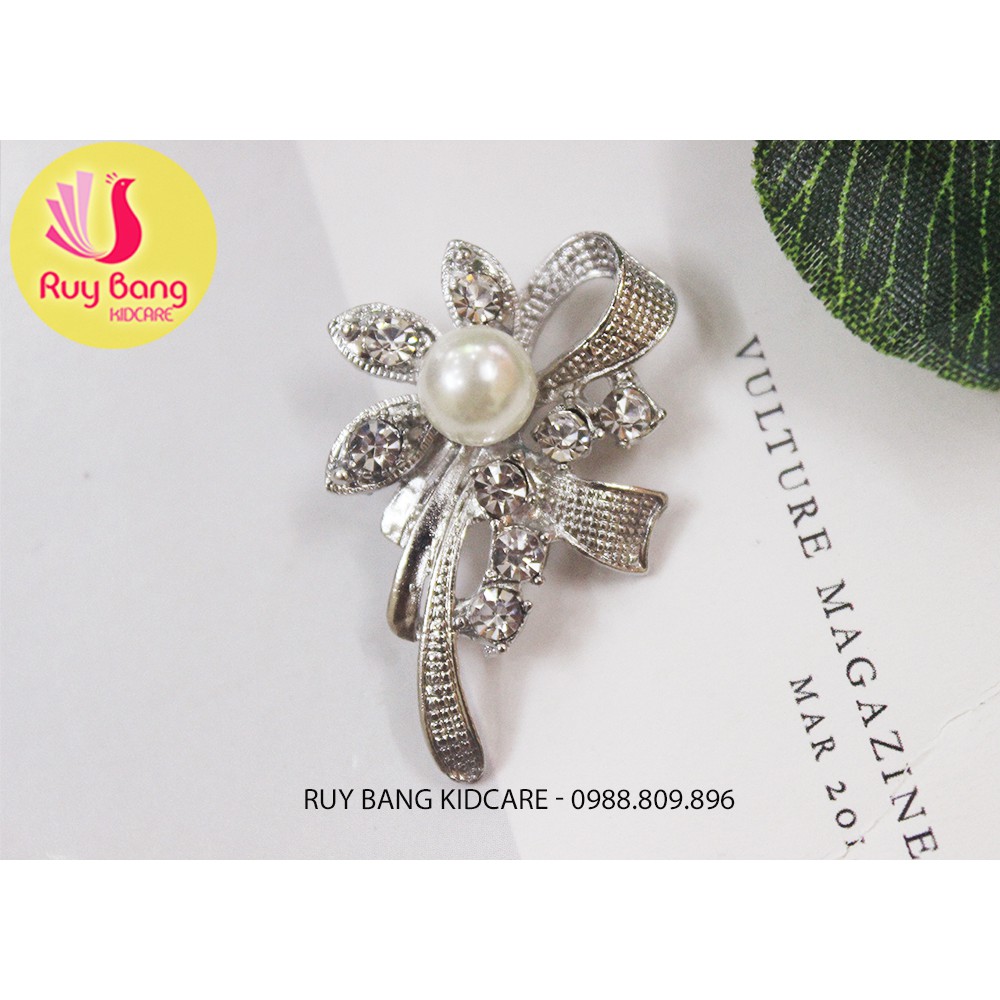 Cành lá kim loại, center đá đính hoa vải handmade