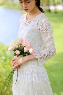 Đầm ren trắng.