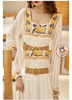 Váy cổ vuông thêu nổi