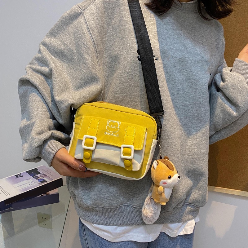 Túi Đeo Chéo Vai Bằng Nylon Họa Tiết Thêu Hình Gấu Thời Trang Dành Cho Nữ