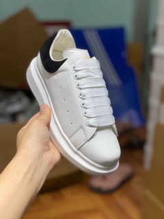 Giày thể thao Mc queen và hoa cúc