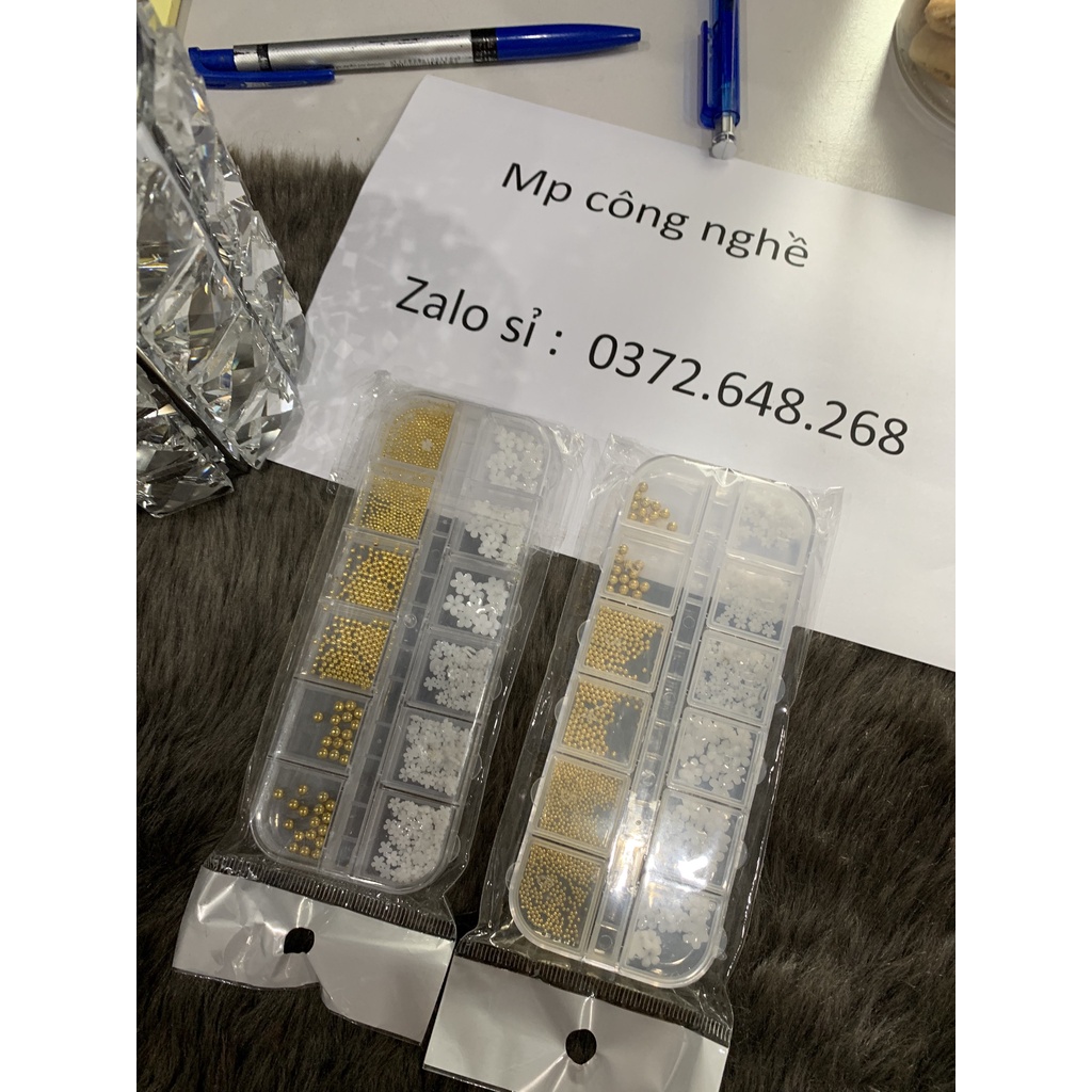 khay hoa nhí trắng 12 ô mix bi vàng ( khay 12 ô )