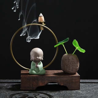 Xông trầm hương chú tiểu