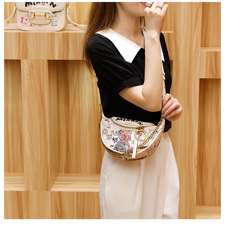 Túi đeo chéo nữ hoạ tiết gấu 2 dây đeo dáng yên ngựa Zuliashop8386