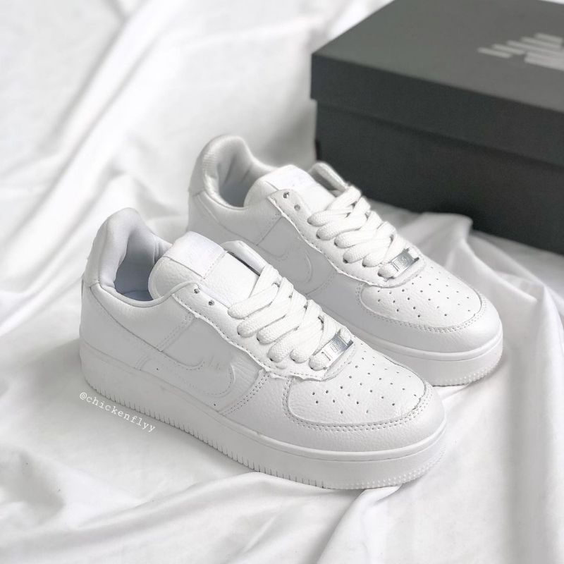 Giày Thể Thao Trắng có khóa sắt ở dây giày