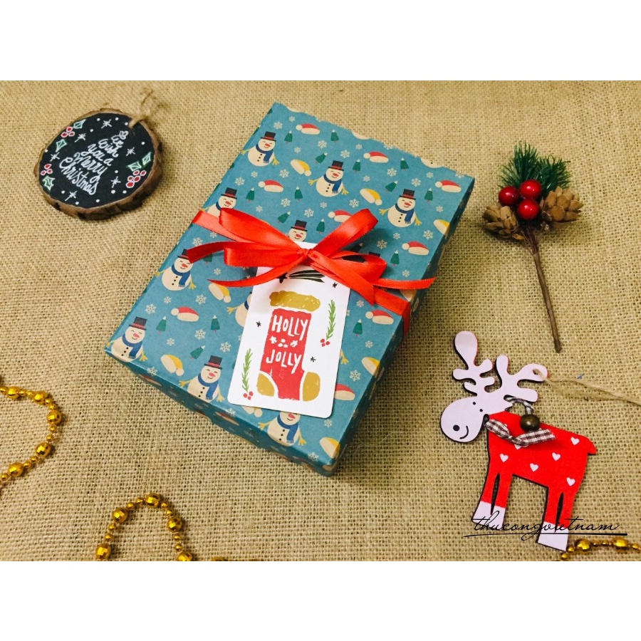 Hộp quà gói sẵn Giáng Sinh kiểu đơn giản