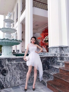 Váy xoè trắng