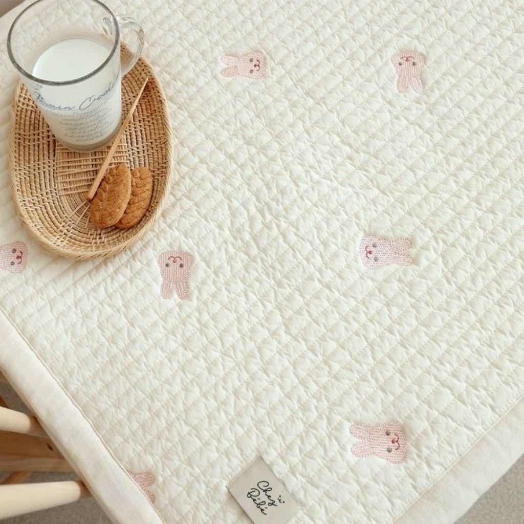 Thảm cotton Quilting Chezbebe cho bé nằm, thảm cao cấp Hàn Quốc dày dặn êm ái thêu sợi dù to không xù, thêu hình