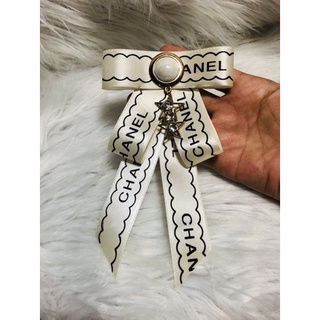 Cài áo nơ phối logo. KT 9x16cm