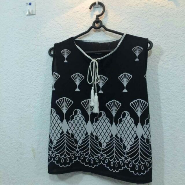 Áo sát nách in hoa văn