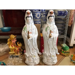 Tượng quan âm sứ đứng