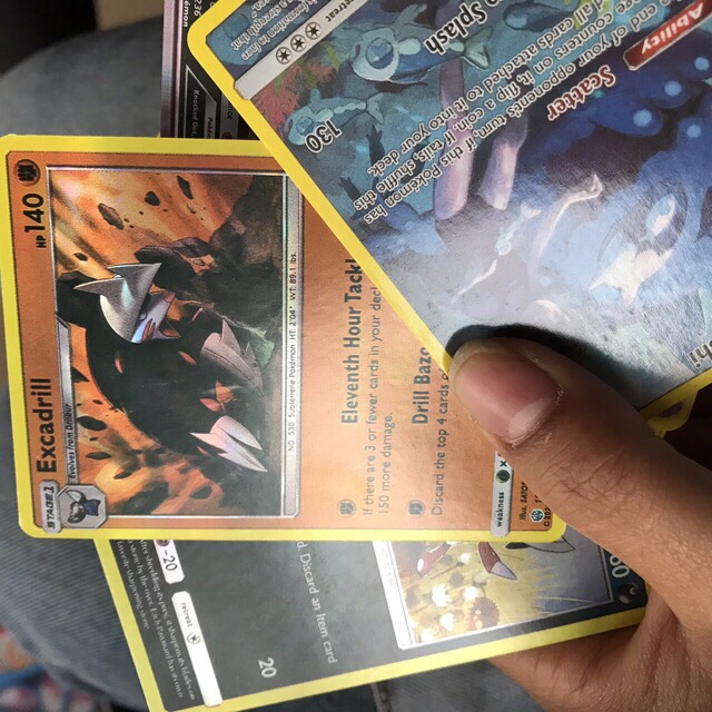 Thẻ bài pokemon hộp sắt tặng kèm thẻ vip