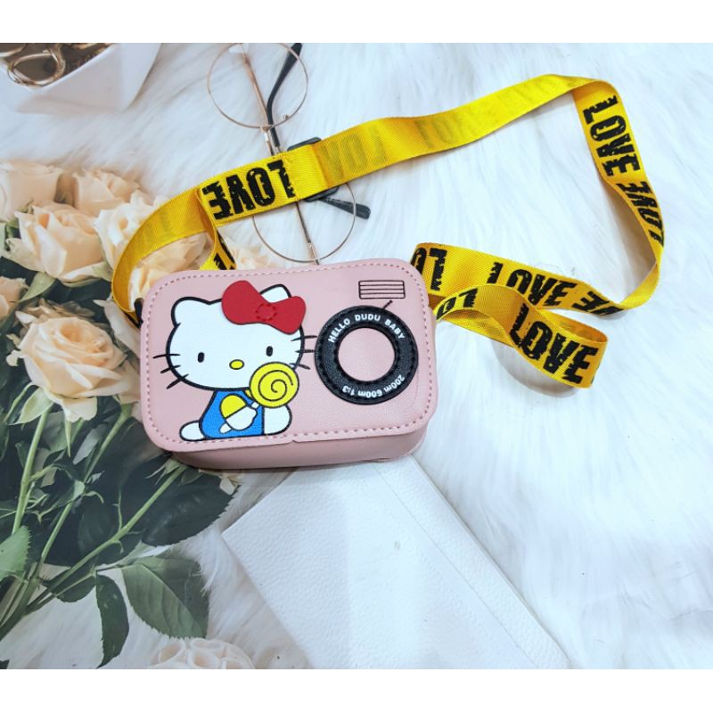 Túi đeo Hello Kitty cho bé gái xinh xắn đi chơi, đựng lì xì.