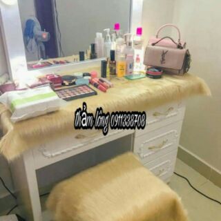 Thảm lông trải bàn makeup