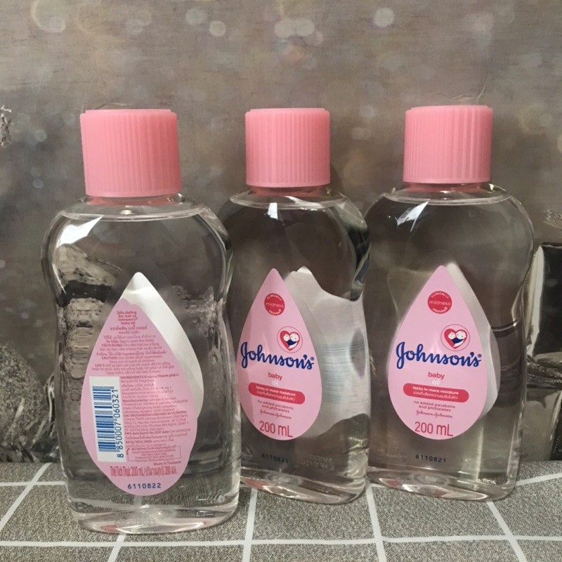 Dầu massage và dưỡng ẩm Baby Oil Johnson