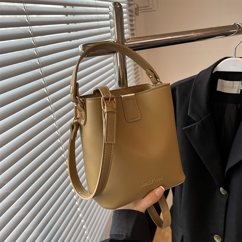 Túi IELGY đeo một bên vai phong cách retro dễ phối đồ thời trang cho nữ