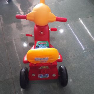 Xe ba bánh cho bé vận động
