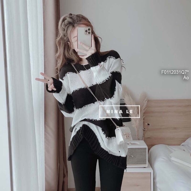 Áo Len phối sọc đen trắng rách TT0112