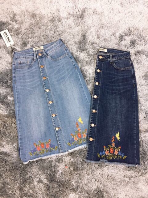 Chân váy jeans cài nút thêu hoa tua lai dài