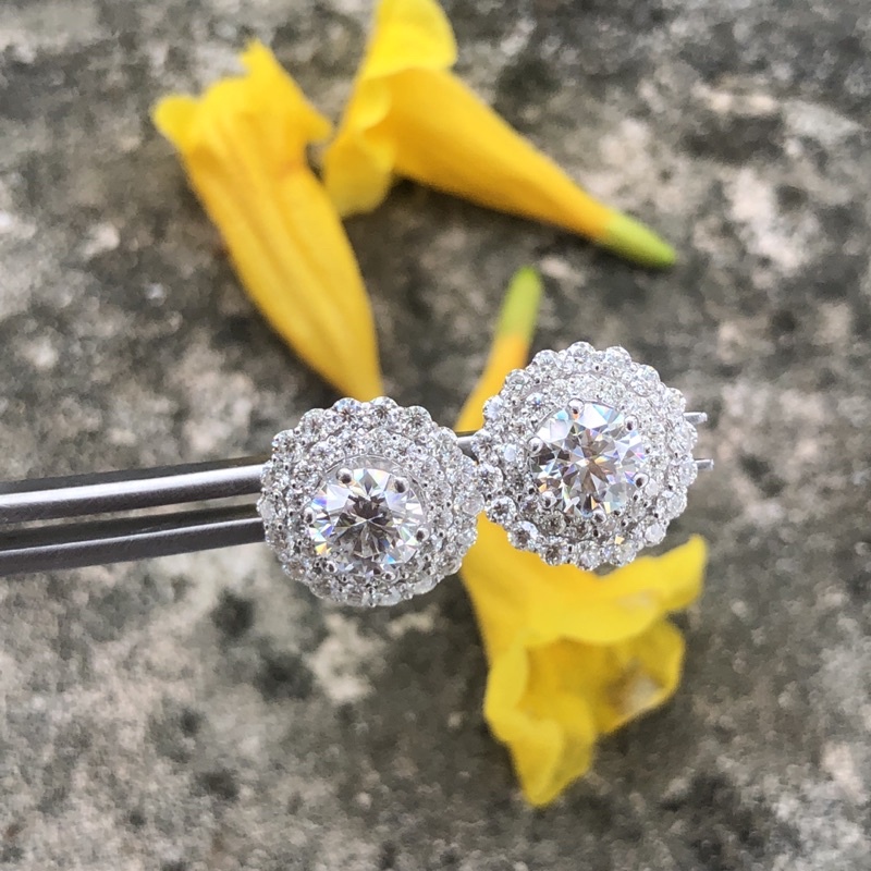 Bông tai Moissanite: Viên chủ Moissanite 5,4ly, viên tấm Moissanite; Bạc mạ bạch kim