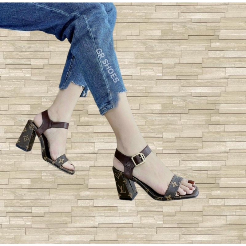Sandal da mềm khoá gài hoạ tiết chữ gót vuông 8p